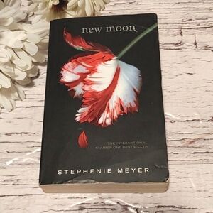3/$13 New Moon young adult novel book by Stephenie Meyer, part of Twilig…